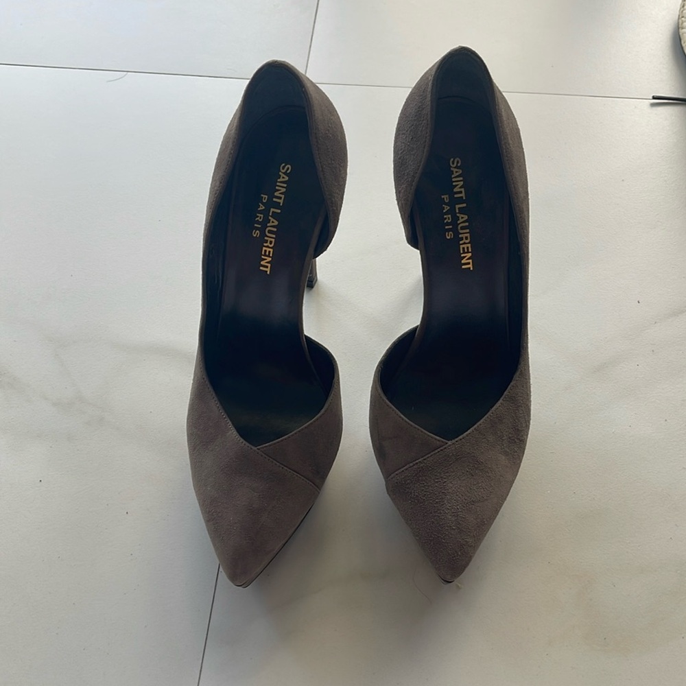 Woman pumps